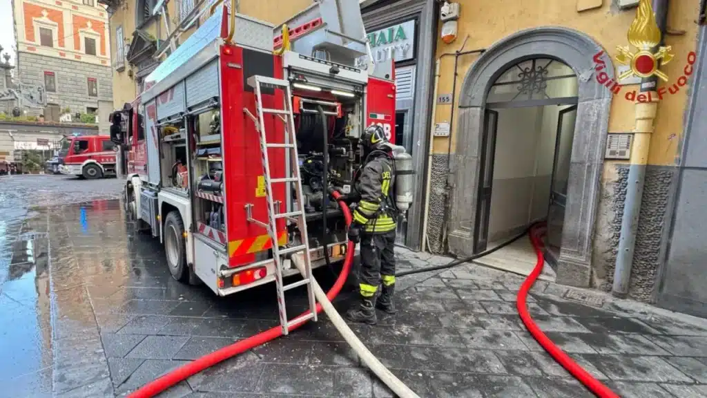 Vigili del Fuoco al lavoro presso il Teatro Sannazaro