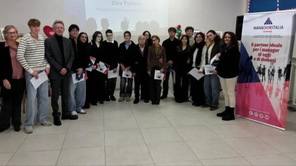 La Premiazione presso la Fondazione Famiglia di Maria. Studenti e il Sindaco Manfredi.