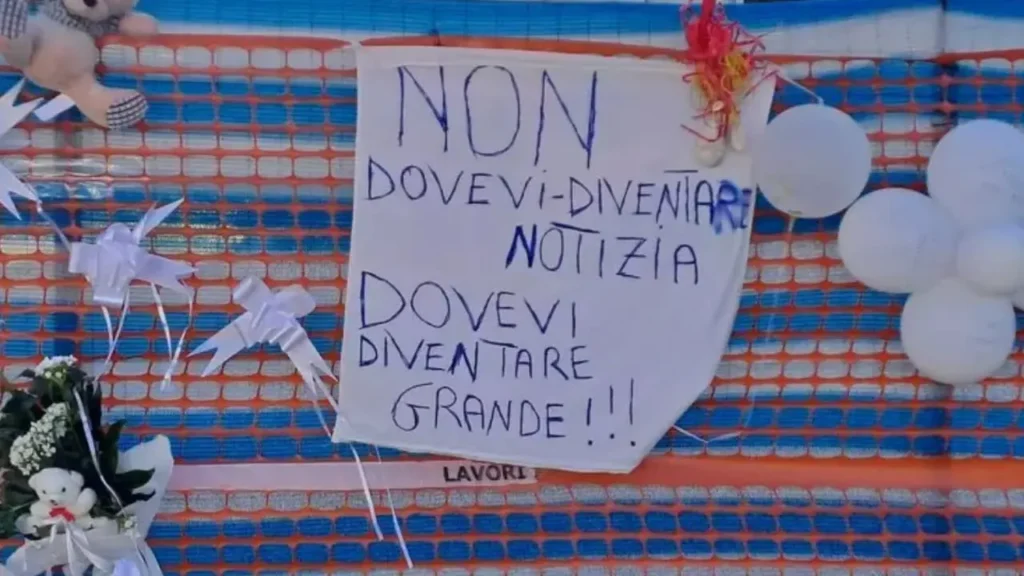 lo striscione a Nola per Domenico. (Foto Ansa)