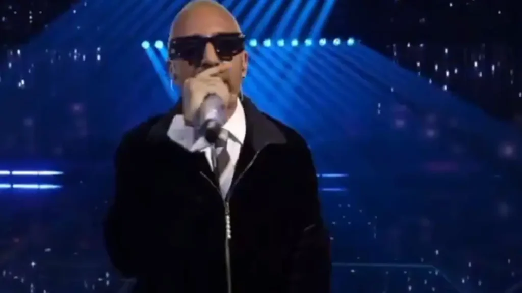 Luché durante la terza serata del Festival di Sanremo.