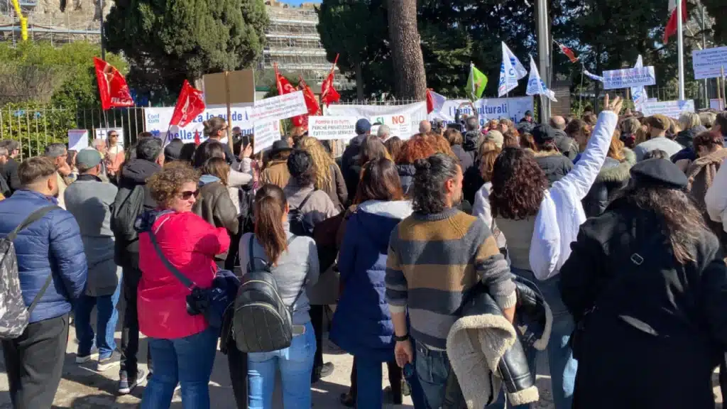 guide turistiche protestano a piazza Esedra