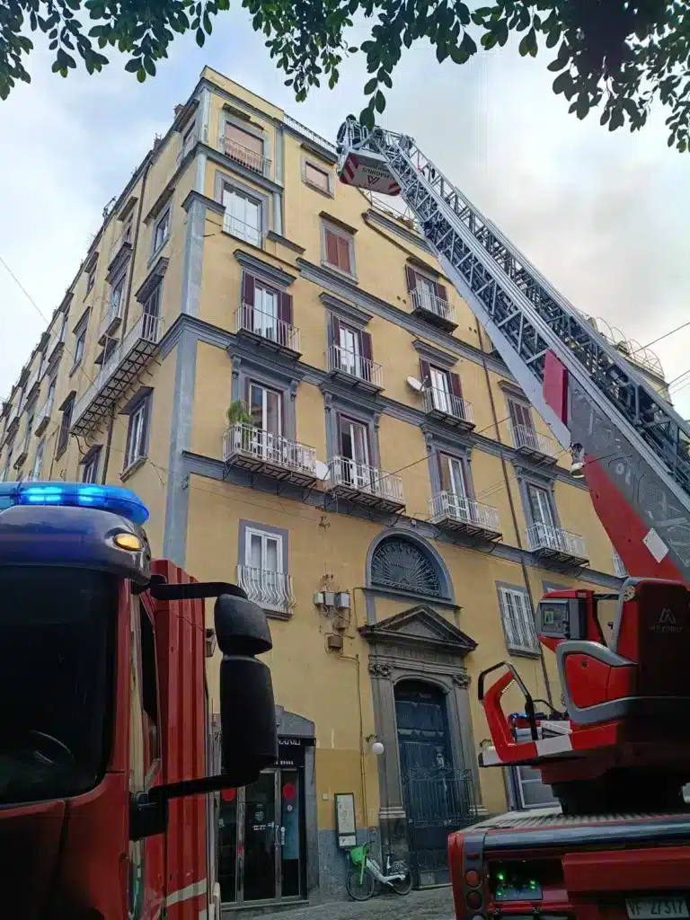Palazzo zona Teatro Sannazzaro