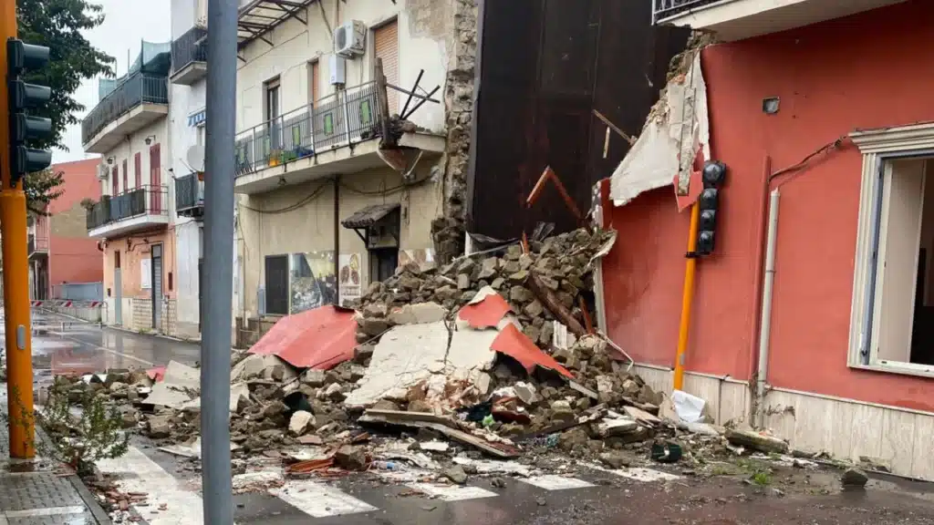 Crollo palazzina Camposano