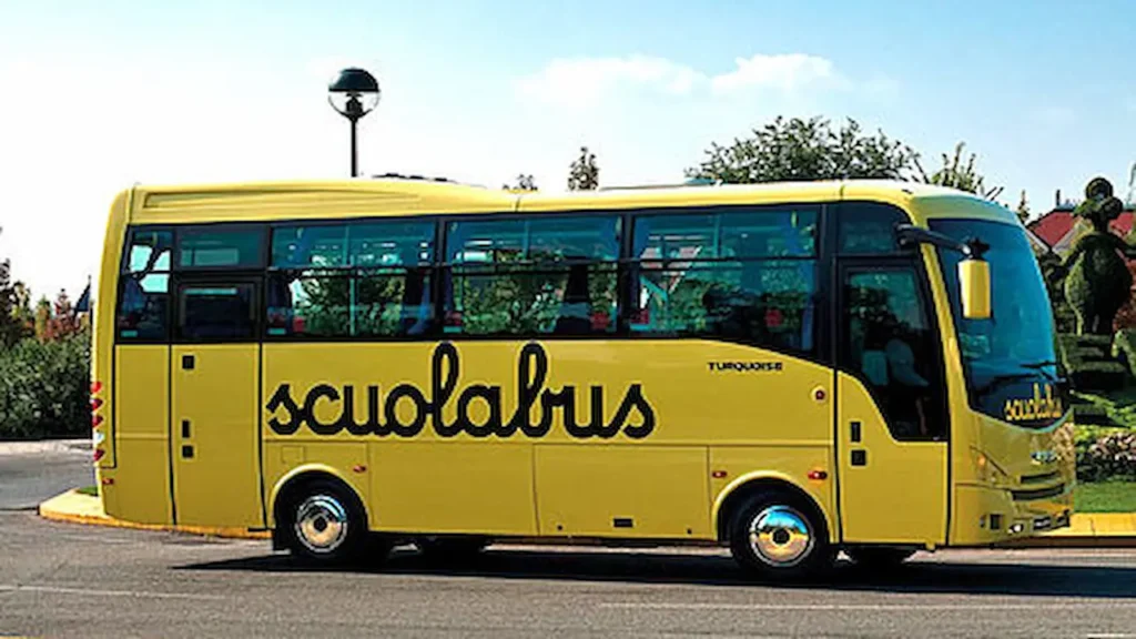 Pulmino giallo di trasporto scolastico