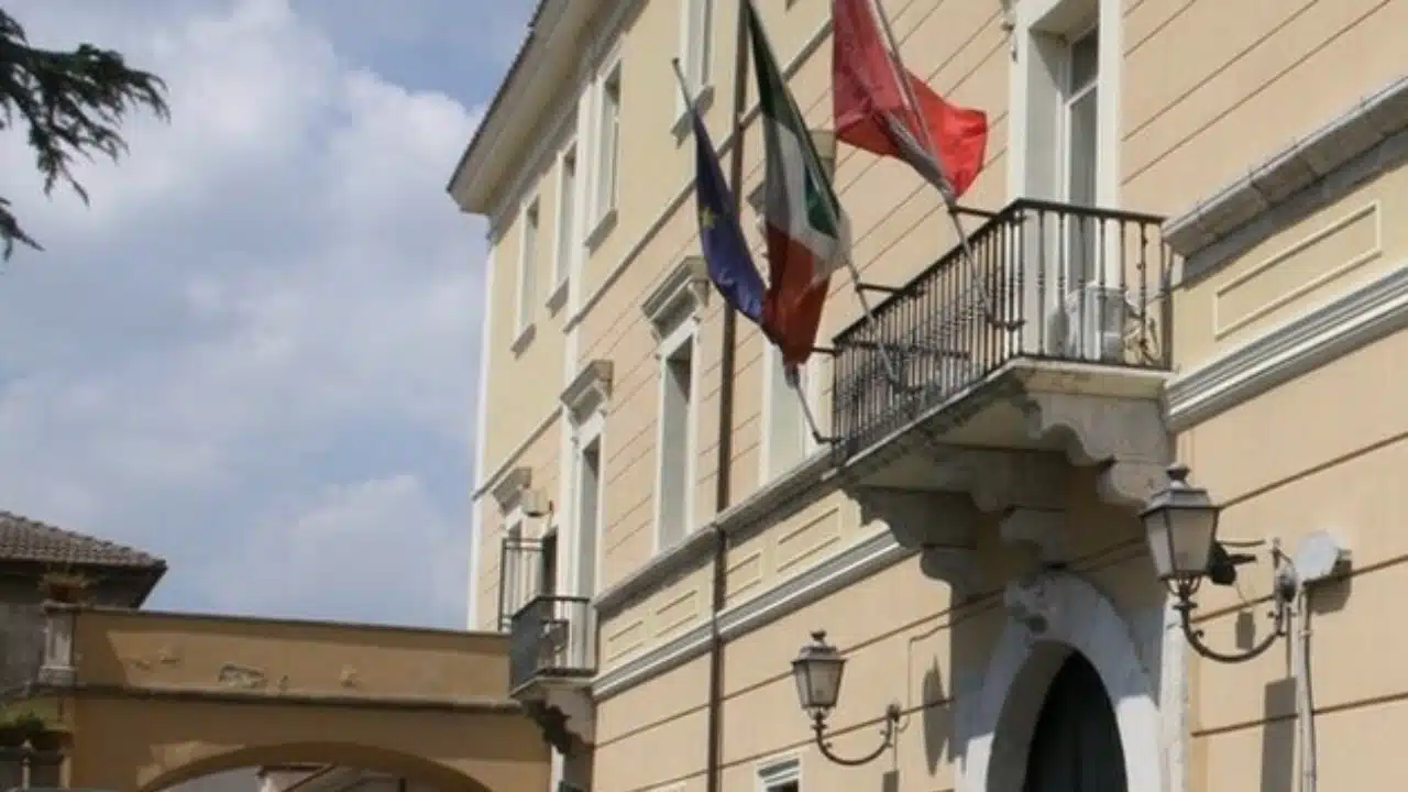 Benevento, il segretario generale del Comune sospeso per un anno: è indagato per corruzione nell’inchiesta su una gara pubblica