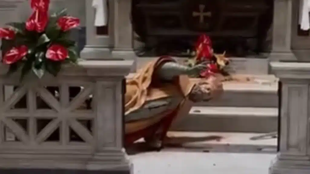 statua di San Paolino danneggiata