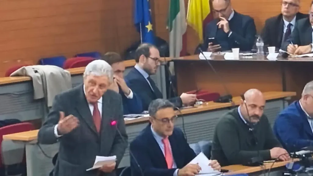 Antonio Bassolino durante il consiglio comunale del 3 marzo.