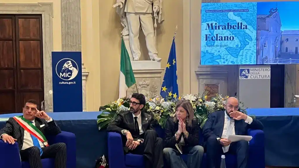 Il sindaco di Mirabella Eclano Giancarlo Ruggiero, l'assessora alla cultura Raffaela Rita D'Ambrosio e l'aforista Massimo Lo Pilato al MIC.