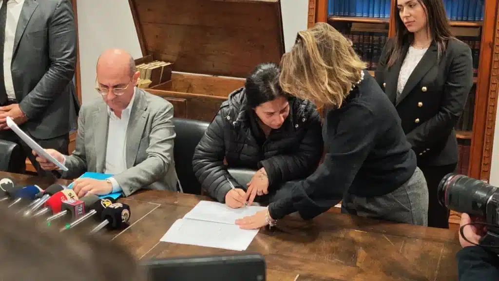 Patrizia Mercolino mentre firma l'atto di nascita della Fondazione Domenico Caliendo