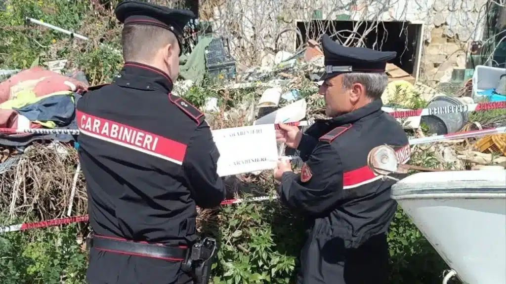 Carabinieri appongono sigilli nella Terra dei fuochi.