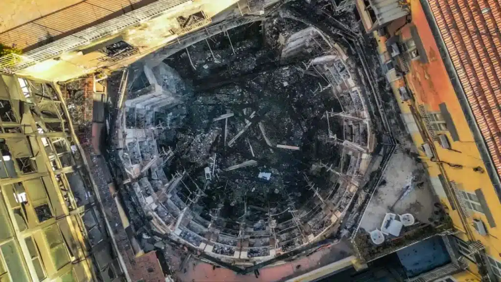Il Teatro Sannazaro dopo il devastante incendio.