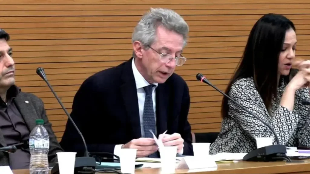 Il Commissario Straordinario alla bonifica di Bagnoli durante la seduta del consiglio comunale del 3 marzo.
