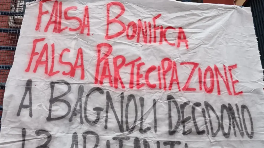 Striscione fuori al Municipio di Via Acate a Bagnoli.