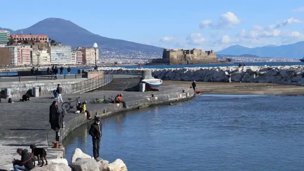 Mare di Napoli con scorcio sul Vesuvio.