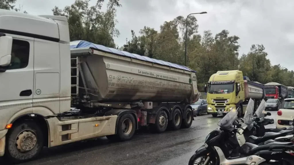Mezzi pesanti in transito a Bagnoli. Foto da Napoli Today.