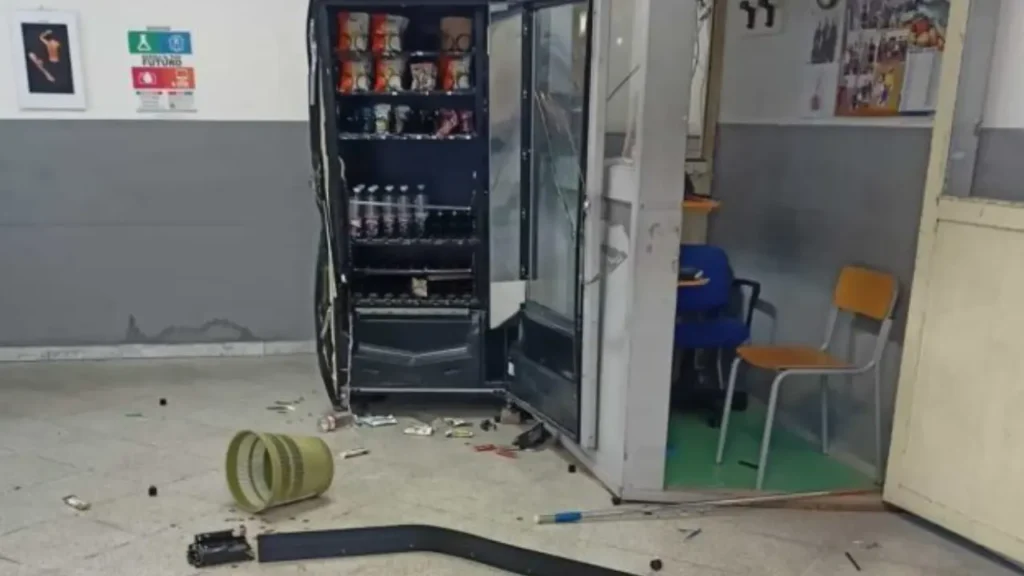 Distributore automatico danneggiato durante il raid notturno all'ITI Medi di San Giorgio a cremano.