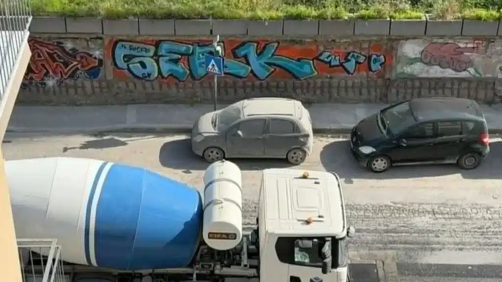 Via Diocleziano a Bagnoli. Polvere e passaggio di Tir. Foto di Francesca Brizzi.