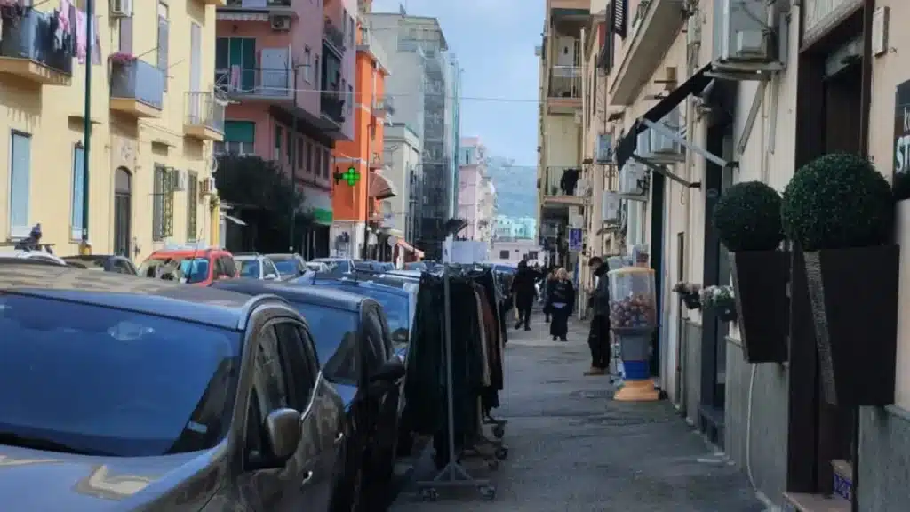 Via Acate a Bagnoli, zona con diverse attività commerciali.