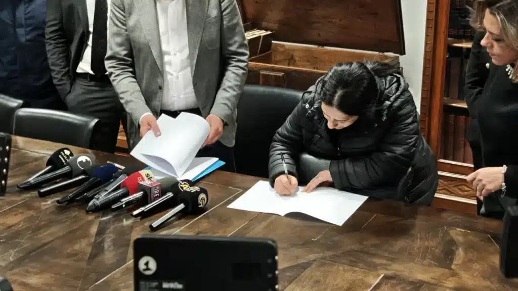Patrizia Mercolino mentre firma l'atto di nascita della Fondazione Domenico Caliendo