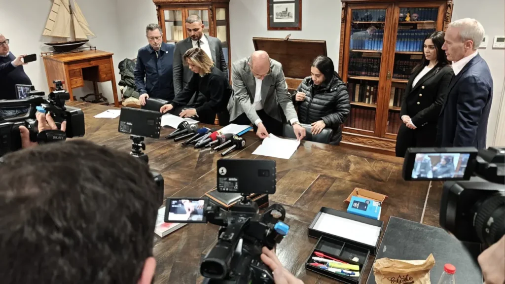Patrizia Mercolino mentre firma l'atto di nascita della Fondazione Domenico Caliendo