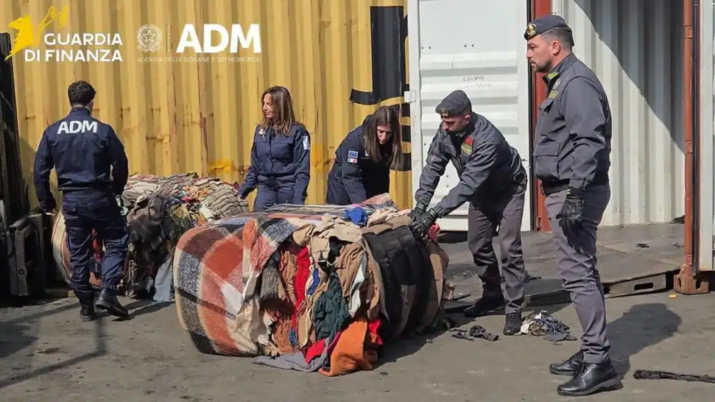 Il sequestro tessili Porto di Napoli