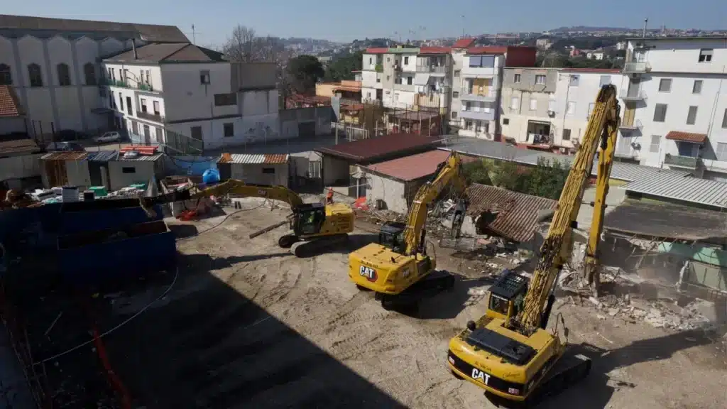 Ruspe in azione per la demolizione della villa nel Rione Amicizia.