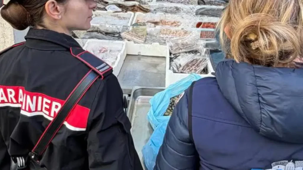 Controlli alle pescherie in zona collinare a Napoli.