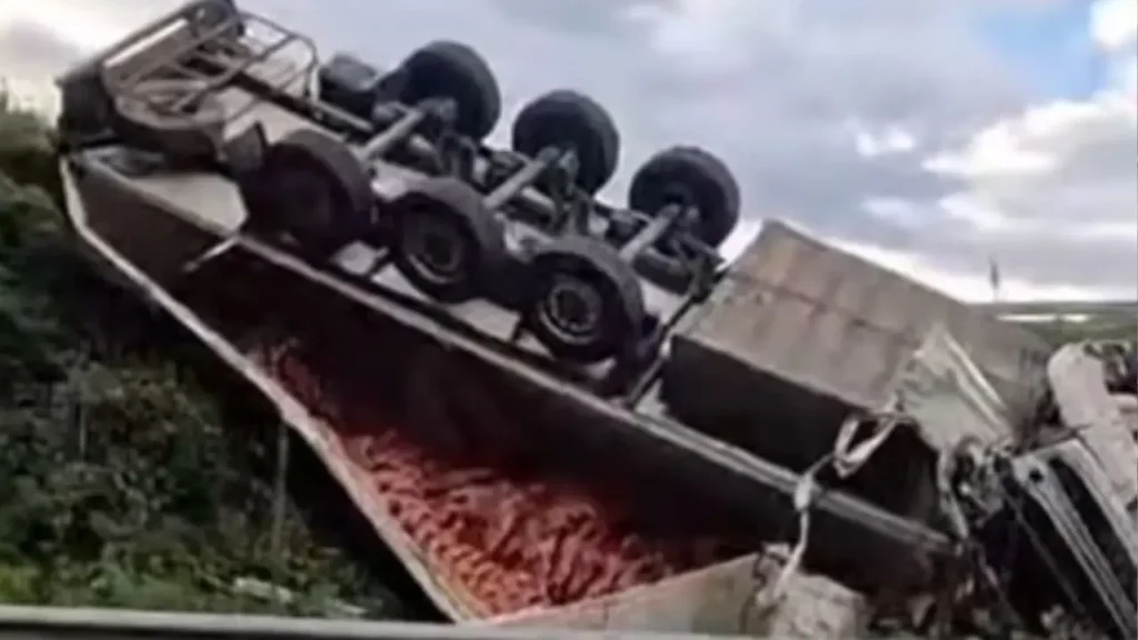 Tir precipitato dal cavalcavia in direzione Acerra.