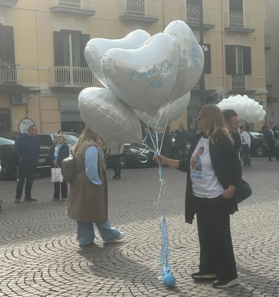 Palloncini bianchi ai funerali del bimbo