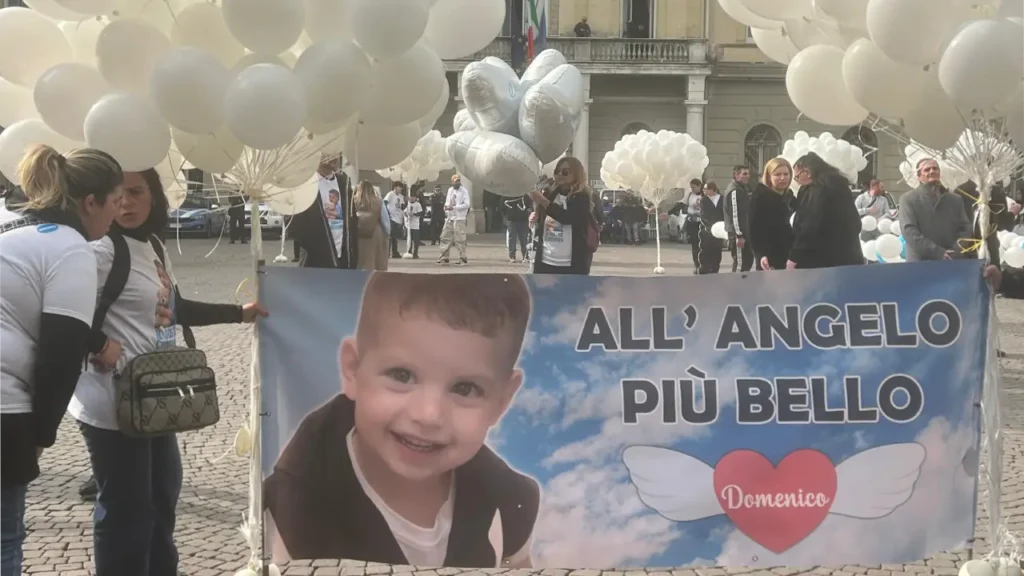 Palloncini bianchi ai funerali del bimbo