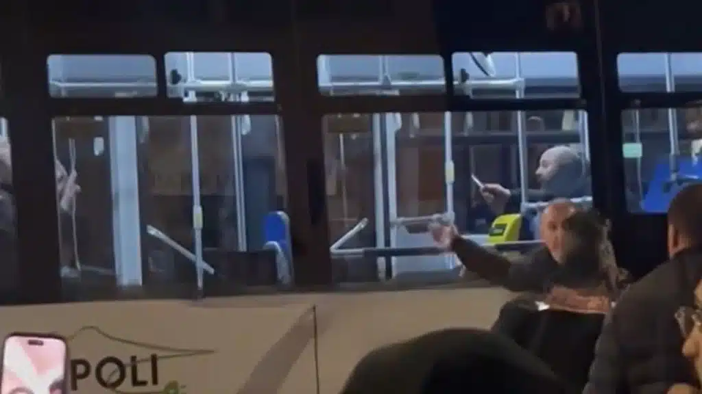 donna accoltellata su un bus al Vomero Foto: Video social