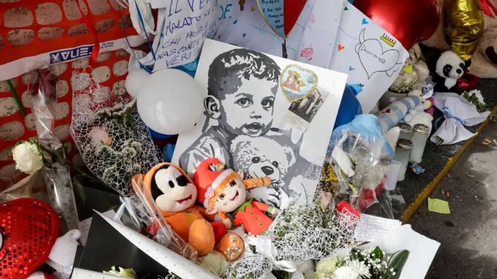 All'esterno dell'Ospedale Monaldi un altarino per il piccolo Domenico