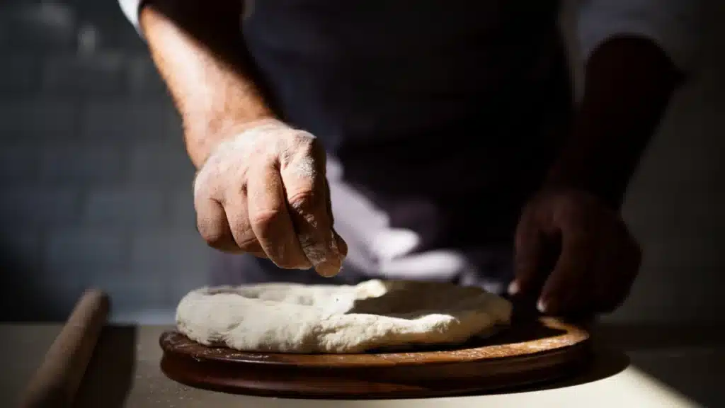 mani che preparano la pizza - immagine di repertorio