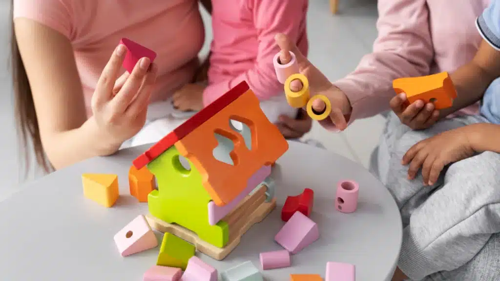 mani bambini con gioco didattico