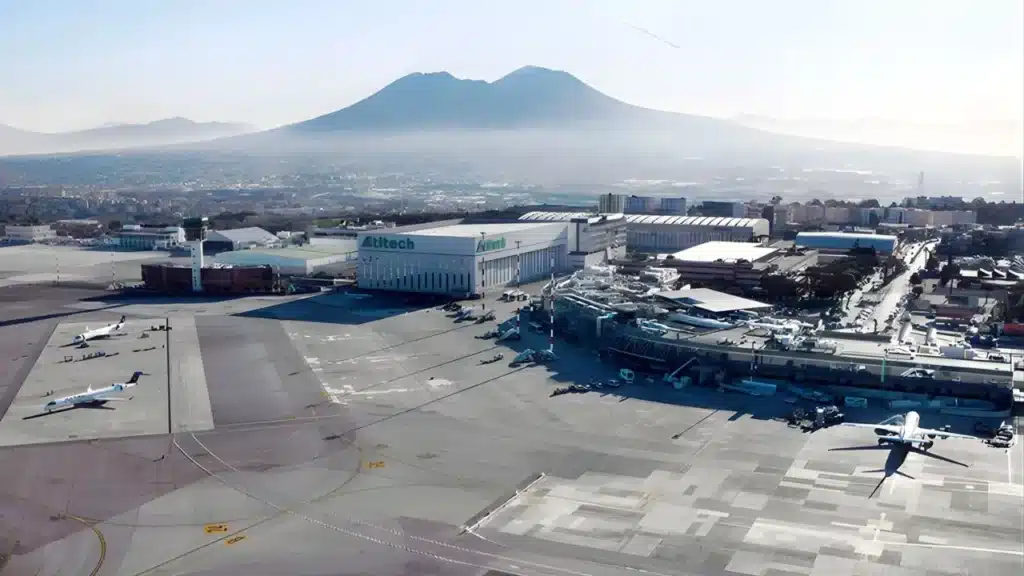 Vista aerea dell'aeroporto di Napoli Capodichino con i cantieri del nuovo terminal Baia 1