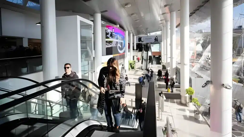 Vista aerea dell'aeroporto di Napoli Capodichino con i cantieri del nuovo terminal Baia 1