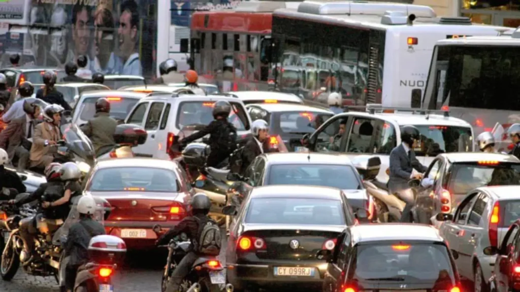 Una strada di Napoli trafficata