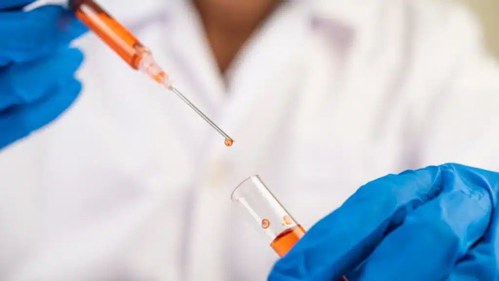scienziato in laboratorio - immagine di repertorio
