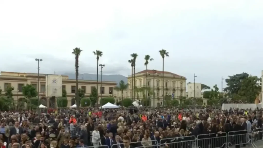 I fedeli in piazza a Pompei