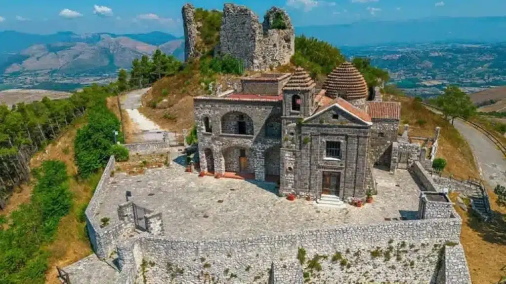 Castel Morrone, da Wikipedia