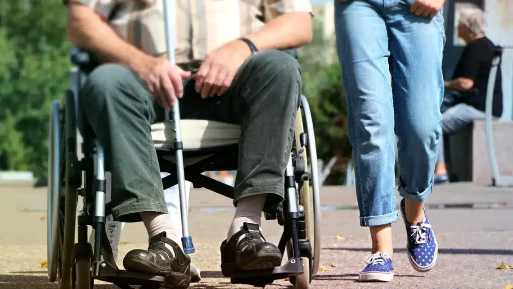 Immagine di Sedia a rotelle, Persona disabile - immagine di repertorio