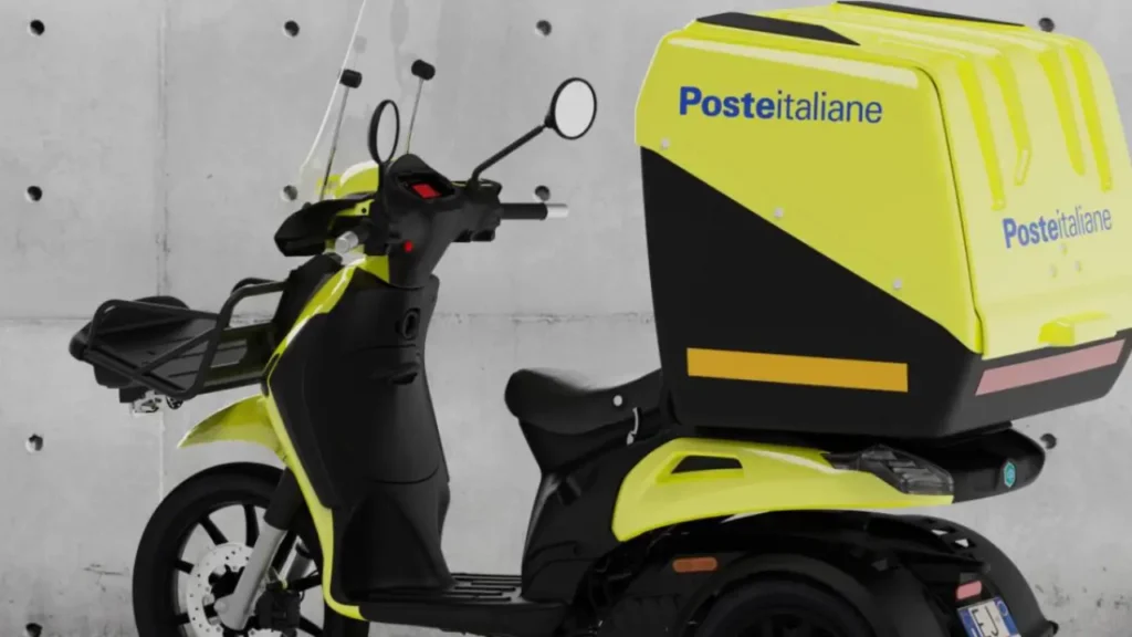 Uno scooter di Poste Italiane