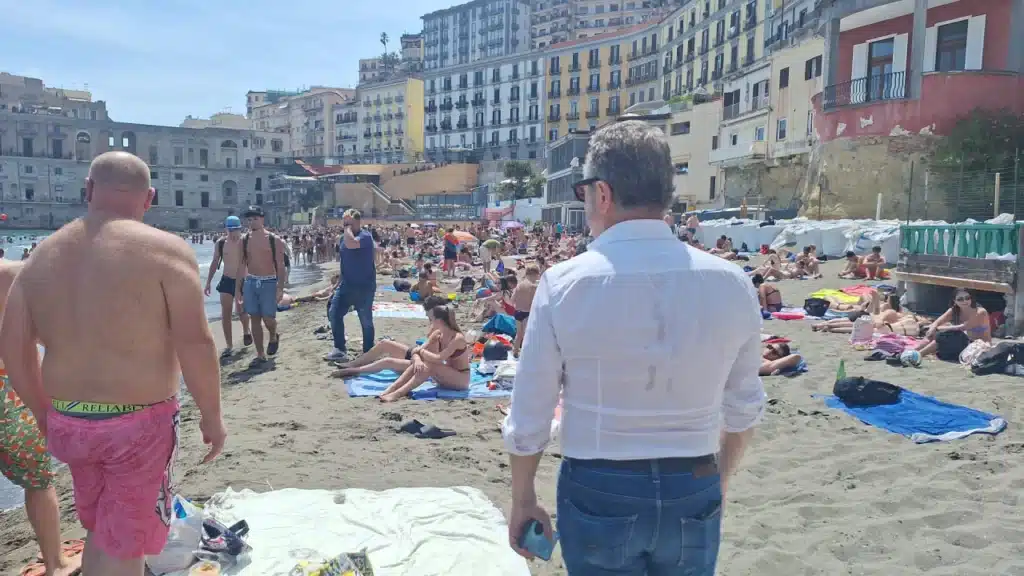 sopralluogo di Emilio Borrelli sulla spiaggia di Baia Donn'Anna