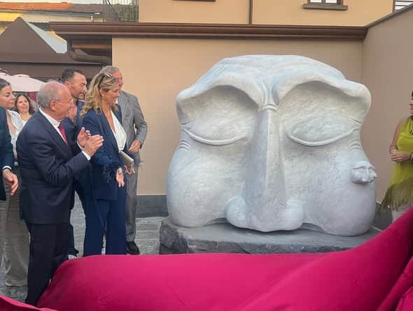 Pulcinella, ad Acerra la maschera più grande del mondo. Il dono dell’artista francese Oymak