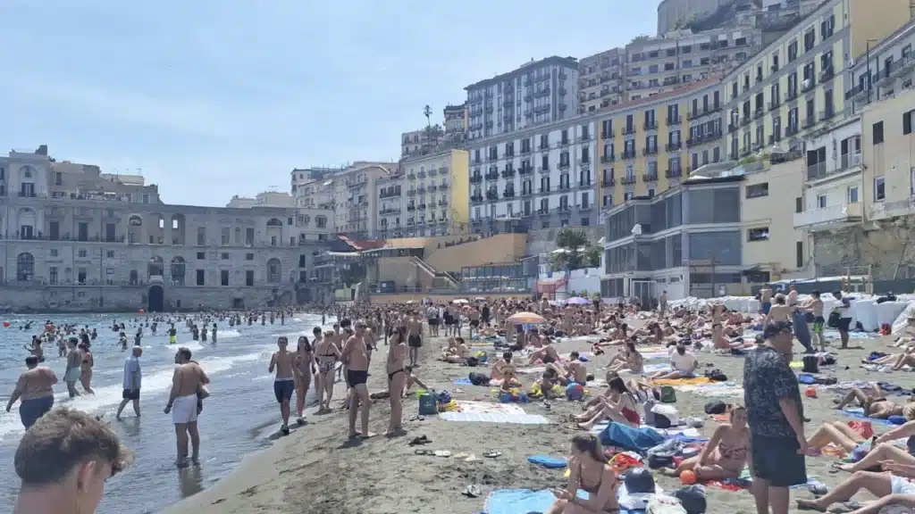 Migliaia di persone su spiaggia di Baia Donn’Anna - Foto: Borrelli