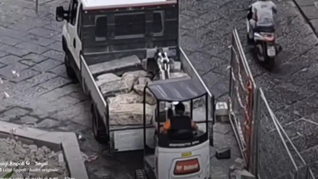 rimozione basoli storici in pietra vesuviana Frame video social Luigi Rispoli