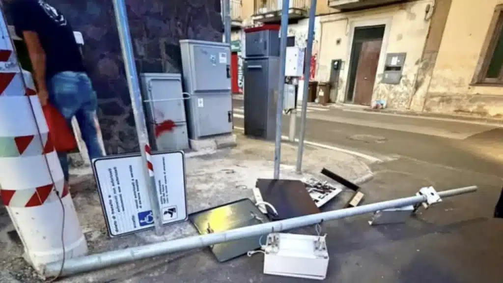 Le telecamere del porto di Baia distrutte