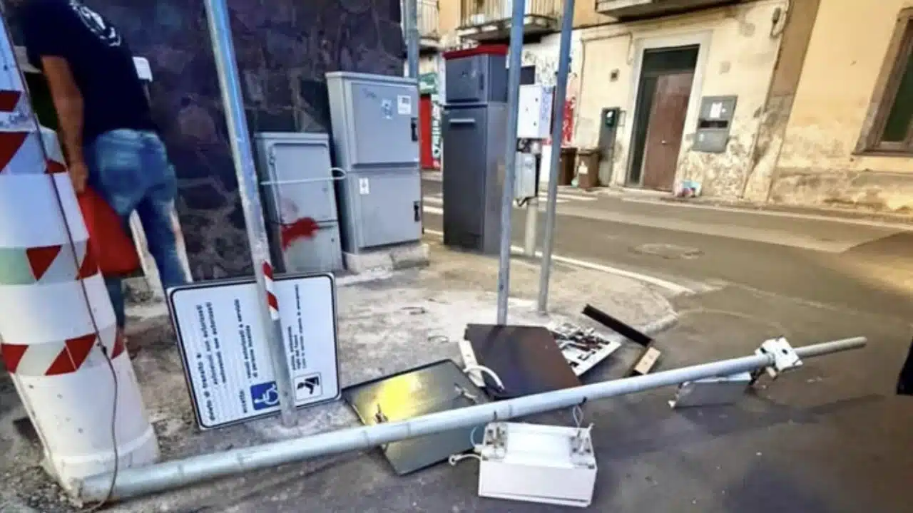 Bacoli, distrutte le telecamere del porto di Baia. Il sindaco Josi Della Ragione: «Un attacco alla legalità, non ci faremo intimidire»