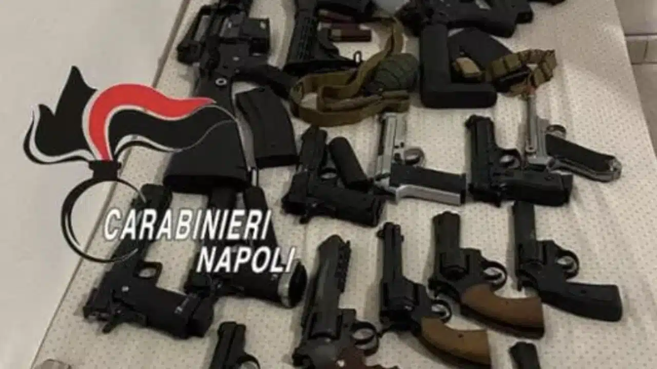 Paura a Porta Nolana, 47enne in mimetica blocca i passanti con una pistola: era una replica, sequestrate decine di armi giocattolo