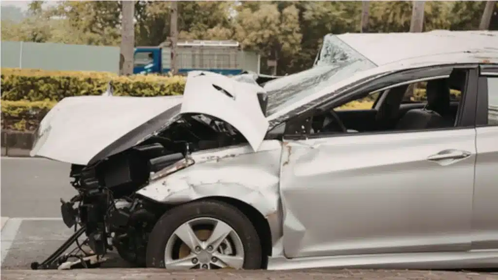 Auto distrutta-Immagine di repertorio